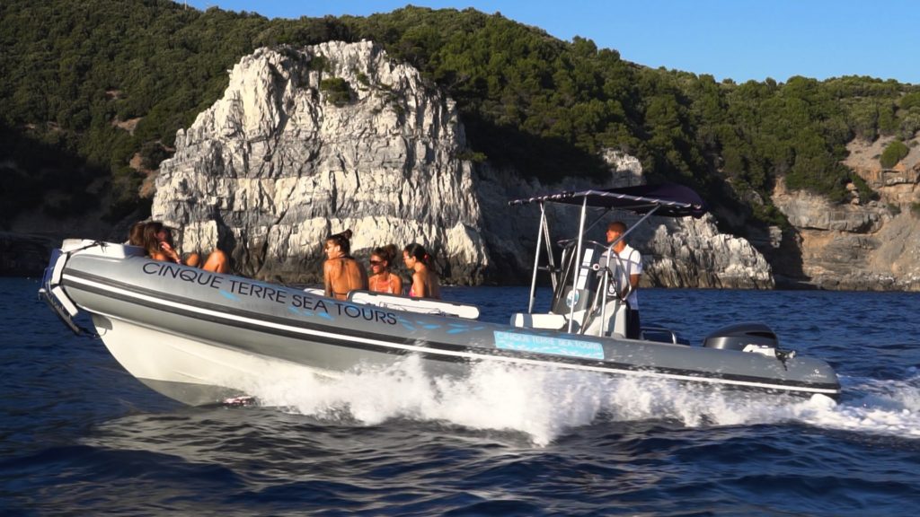 C0022.MP4.23_30_13_07.Immagine002 Grey boat cinqueterre